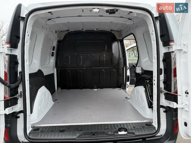 Белый Рено Кенгу, объемом двигателя 1.5 л и пробегом 118 тыс. км за 12599 $, фото 6 на Automoto.ua