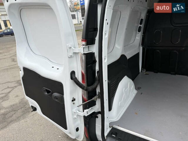 Белый Рено Кенгу, объемом двигателя 1.5 л и пробегом 118 тыс. км за 12599 $, фото 76 на Automoto.ua