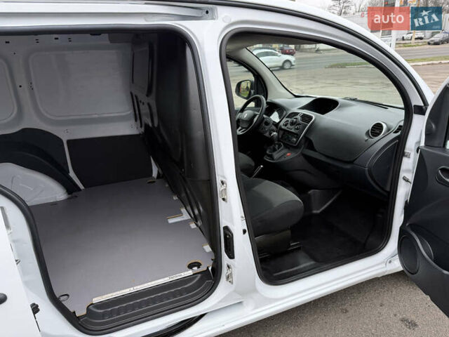 Белый Рено Кенгу, объемом двигателя 1.5 л и пробегом 118 тыс. км за 12599 $, фото 50 на Automoto.ua