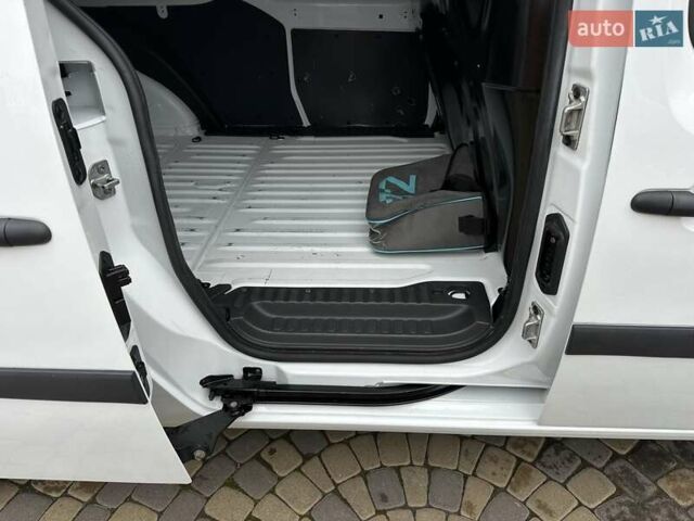 Белый Рено Кенгу, объемом двигателя 0 л и пробегом 54 тыс. км за 12500 $, фото 39 на Automoto.ua