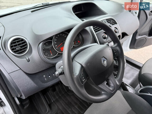Белый Рено Кенгу, объемом двигателя 1.5 л и пробегом 118 тыс. км за 12599 $, фото 57 на Automoto.ua