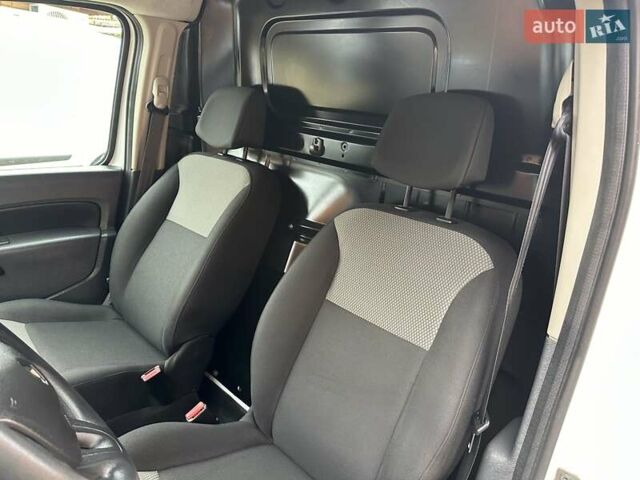 Белый Рено Кенгу, объемом двигателя 0 л и пробегом 54 тыс. км за 12500 $, фото 21 на Automoto.ua