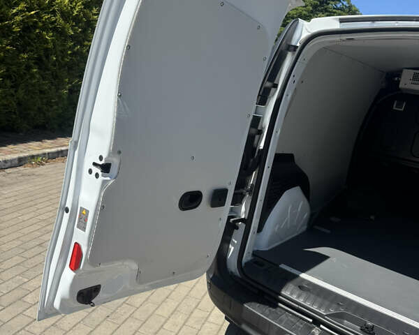 Белый Рено Кенгу, объемом двигателя 1.46 л и пробегом 188 тыс. км за 13700 $, фото 5 на Automoto.ua