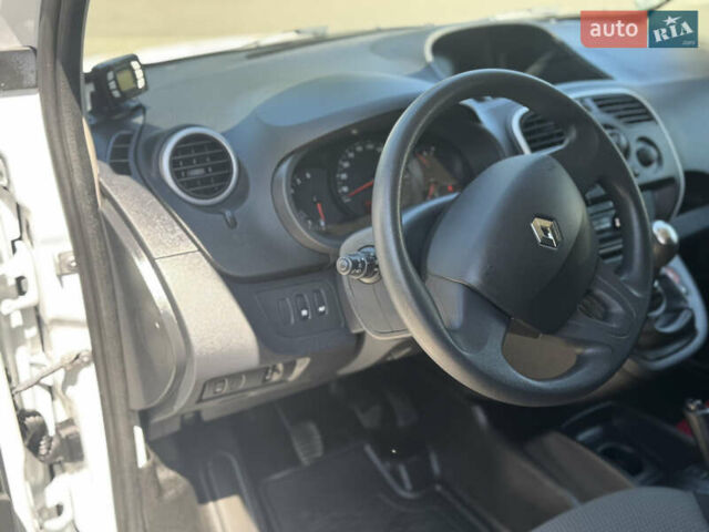 Белый Рено Кенгу, объемом двигателя 1.5 л и пробегом 188 тыс. км за 13999 $, фото 3 на Automoto.ua