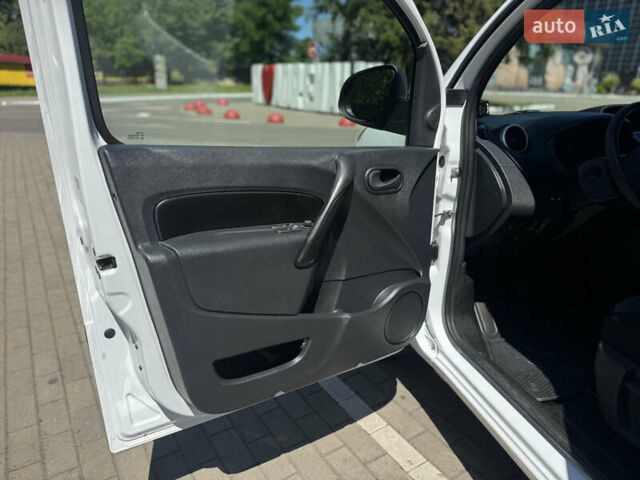 Белый Рено Кенгу, объемом двигателя 1.46 л и пробегом 188 тыс. км за 13700 $, фото 49 на Automoto.ua