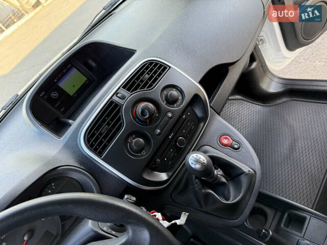 Белый Рено Кенгу, объемом двигателя 1.5 л и пробегом 134 тыс. км за 13999 $, фото 71 на Automoto.ua