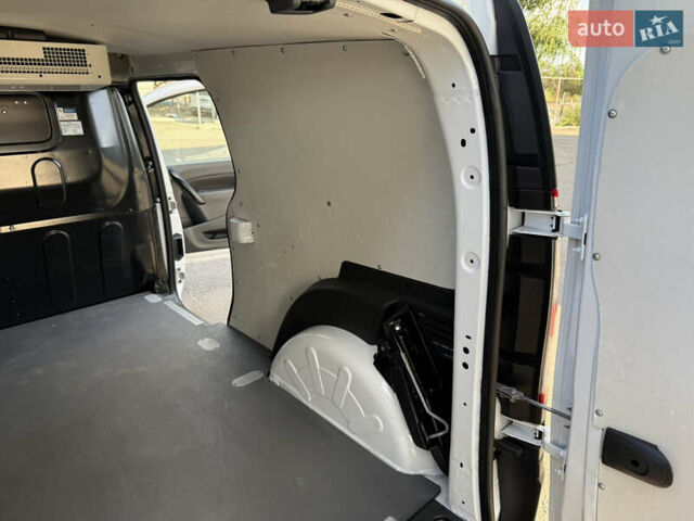 Белый Рено Кенгу, объемом двигателя 1.5 л и пробегом 134 тыс. км за 13999 $, фото 77 на Automoto.ua