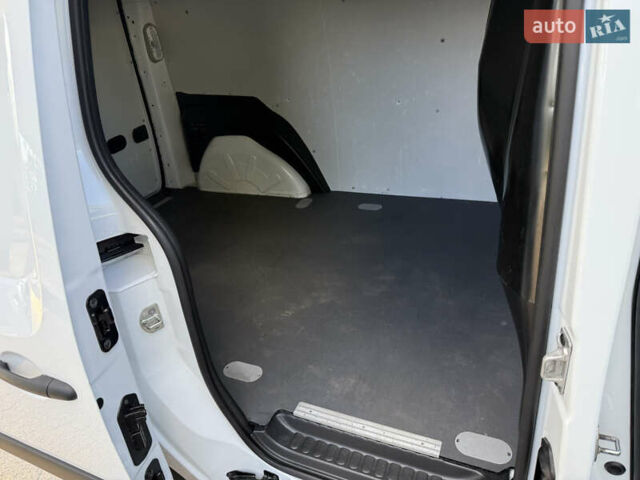 Белый Рено Кенгу, объемом двигателя 1.5 л и пробегом 134 тыс. км за 13999 $, фото 51 на Automoto.ua