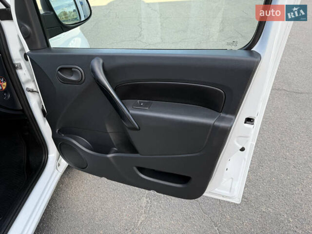 Белый Рено Кенгу, объемом двигателя 1.5 л и пробегом 134 тыс. км за 13999 $, фото 37 на Automoto.ua