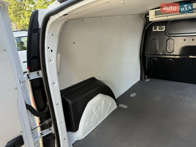Белый Рено Кенгу, объемом двигателя 1.5 л и пробегом 134 тыс. км за 13999 $, фото 78 на Automoto.ua