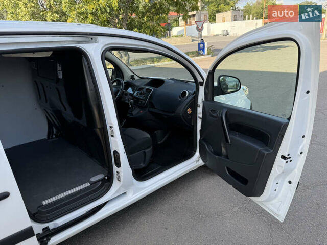 Белый Рено Кенгу, объемом двигателя 1.5 л и пробегом 134 тыс. км за 13999 $, фото 56 на Automoto.ua