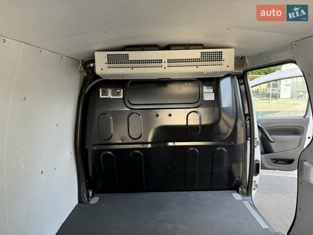 Белый Рено Кенгу, объемом двигателя 1.5 л и пробегом 134 тыс. км за 13999 $, фото 75 на Automoto.ua