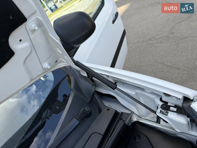 Белый Рено Кенгу, объемом двигателя 1.5 л и пробегом 134 тыс. км за 13999 $, фото 95 на Automoto.ua
