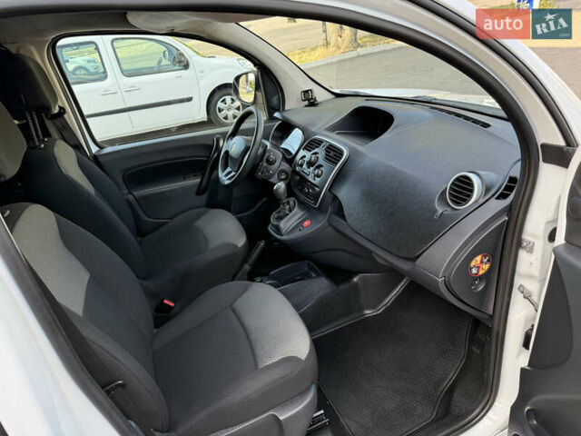 Белый Рено Кенгу, объемом двигателя 1.5 л и пробегом 134 тыс. км за 13999 $, фото 47 на Automoto.ua