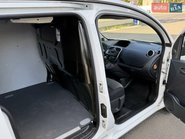 Белый Рено Кенгу, объемом двигателя 1.5 л и пробегом 134 тыс. км за 13999 $, фото 55 на Automoto.ua