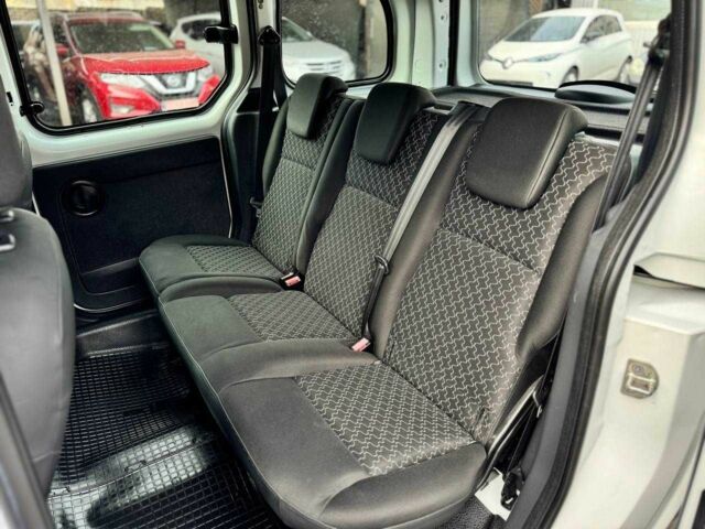 Белый Рено Кенгу, объемом двигателя 1.5 л и пробегом 221 тыс. км за 8700 $, фото 13 на Automoto.ua