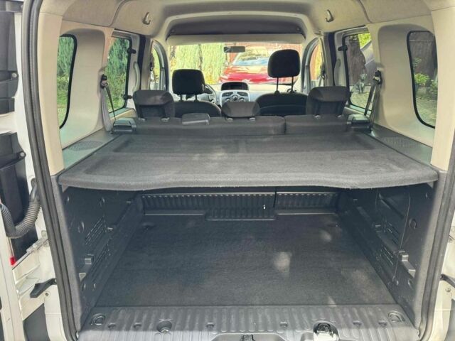 Белый Рено Кенгу, объемом двигателя 0 л и пробегом 220 тыс. км за 10800 $, фото 6 на Automoto.ua