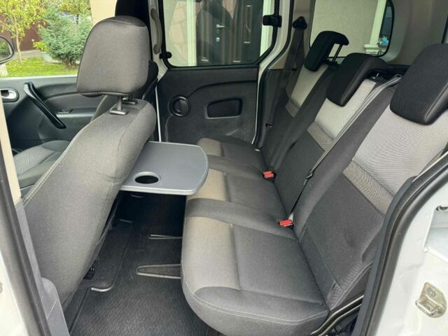 Белый Рено Кенгу, объемом двигателя 0 л и пробегом 220 тыс. км за 10800 $, фото 5 на Automoto.ua