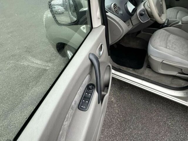 Бежевый Рено Кенгу, объемом двигателя 1.6 л и пробегом 187 тыс. км за 7450 $, фото 4 на Automoto.ua