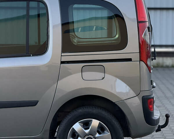 Бежевый Рено Кенгу, объемом двигателя 1.5 л и пробегом 253 тыс. км за 7800 $, фото 13 на Automoto.ua