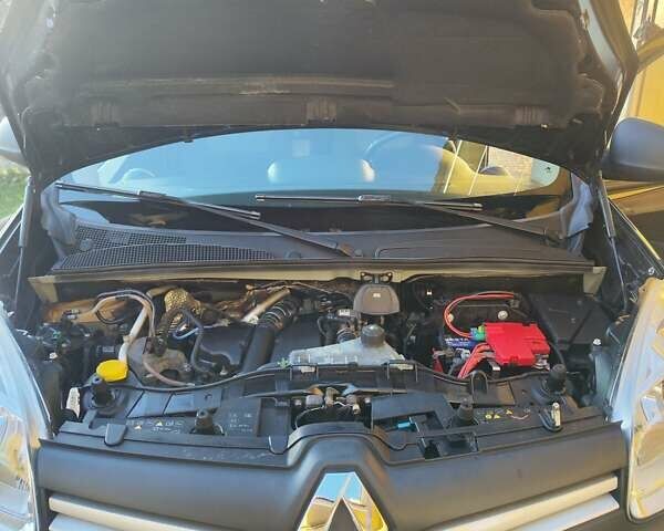 Черный Рено Кенгу, объемом двигателя 0 л и пробегом 187 тыс. км за 10900 $, фото 36 на Automoto.ua