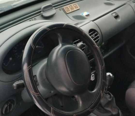 Черный Рено Кенгу, объемом двигателя 1.9 л и пробегом 300 тыс. км за 3800 $, фото 6 на Automoto.ua
