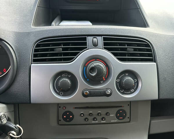 Черный Рено Кенгу, объемом двигателя 1.6 л и пробегом 190 тыс. км за 7199 $, фото 24 на Automoto.ua