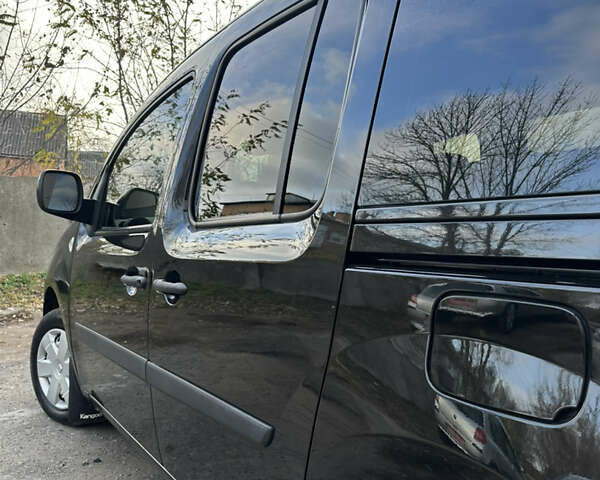 Черный Рено Кенгу, объемом двигателя 1.6 л и пробегом 190 тыс. км за 7199 $, фото 39 на Automoto.ua