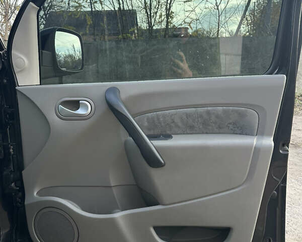 Черный Рено Кенгу, объемом двигателя 1.6 л и пробегом 190 тыс. км за 7199 $, фото 17 на Automoto.ua