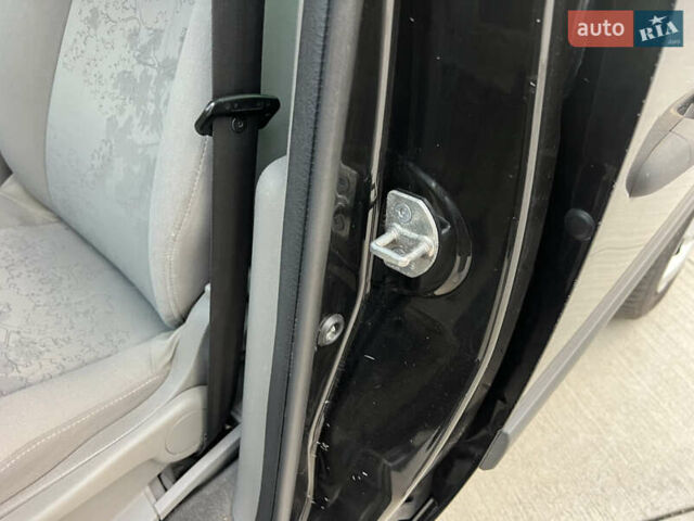 Черный Рено Кенгу, объемом двигателя 1.6 л и пробегом 214 тыс. км за 7300 $, фото 31 на Automoto.ua