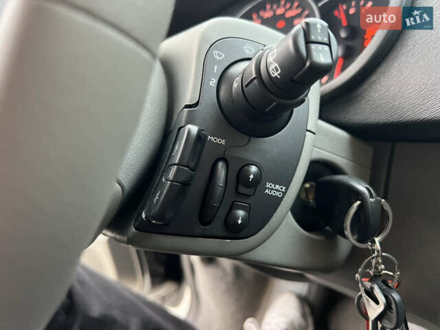 Черный Рено Кенгу, объемом двигателя 1.6 л и пробегом 214 тыс. км за 7300 $, фото 48 на Automoto.ua