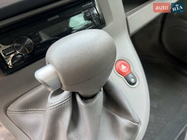 Черный Рено Кенгу, объемом двигателя 1.6 л и пробегом 214 тыс. км за 7300 $, фото 35 на Automoto.ua