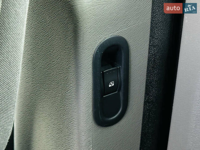 Чорний Рено Кєнгу, об'ємом двигуна 1.6 л та пробігом 136 тис. км за 8400 $, фото 35 на Automoto.ua