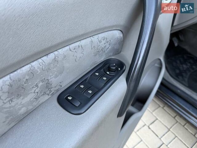 Черный Рено Кенгу, объемом двигателя 1.6 л и пробегом 156 тыс. км за 6950 $, фото 52 на Automoto.ua