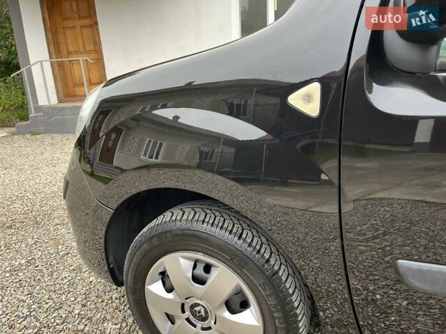 Черный Рено Кенгу, объемом двигателя 1.6 л и пробегом 202 тыс. км за 7800 $, фото 45 на Automoto.ua