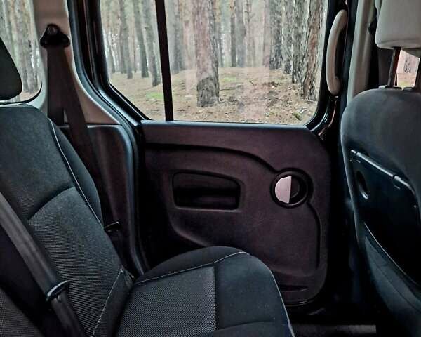 Черный Рено Кенгу, объемом двигателя 1.6 л и пробегом 229 тыс. км за 7900 $, фото 92 на Automoto.ua