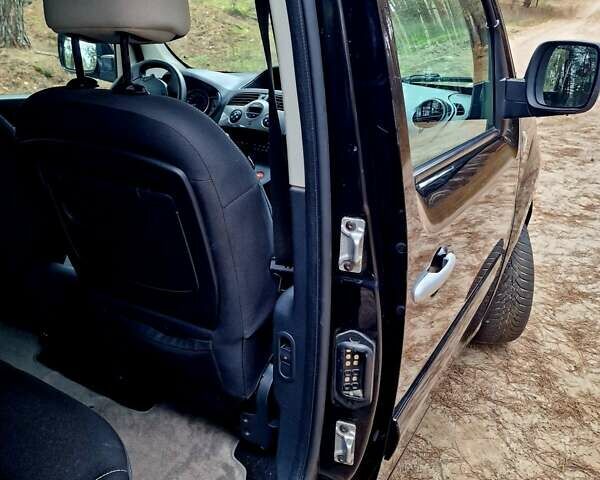 Черный Рено Кенгу, объемом двигателя 1.6 л и пробегом 229 тыс. км за 7900 $, фото 88 на Automoto.ua
