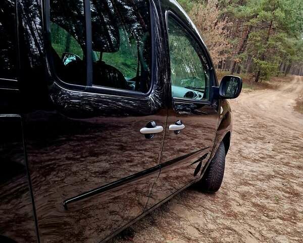 Черный Рено Кенгу, объемом двигателя 1.6 л и пробегом 229 тыс. км за 8000 $, фото 23 на Automoto.ua