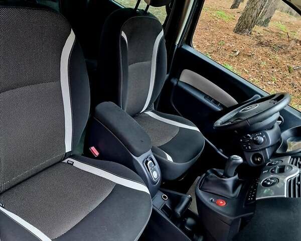 Черный Рено Кенгу, объемом двигателя 1.6 л и пробегом 229 тыс. км за 7900 $, фото 109 на Automoto.ua