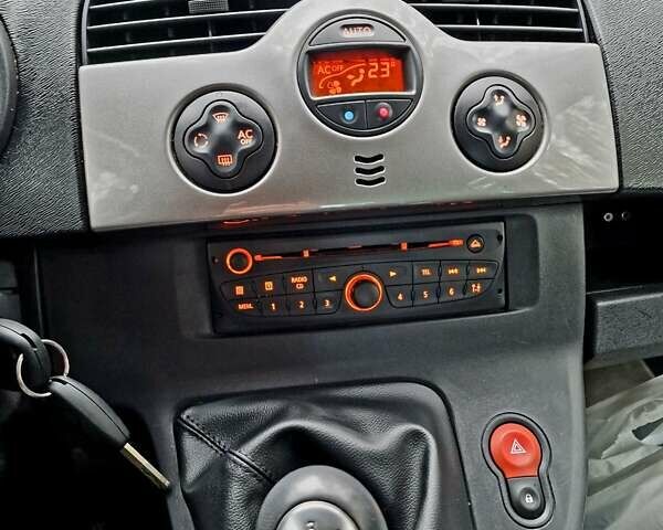 Черный Рено Кенгу, объемом двигателя 1.6 л и пробегом 229 тыс. км за 8000 $, фото 116 на Automoto.ua