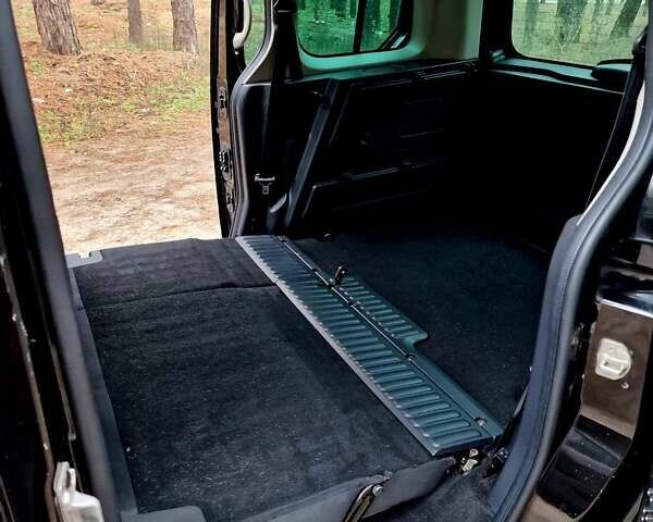 Черный Рено Кенгу, объемом двигателя 1.6 л и пробегом 229 тыс. км за 8000 $, фото 119 на Automoto.ua