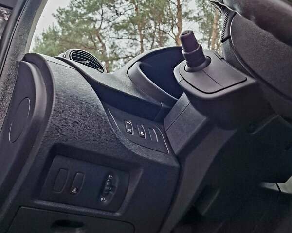 Черный Рено Кенгу, объемом двигателя 1.6 л и пробегом 229 тыс. км за 8000 $, фото 51 на Automoto.ua