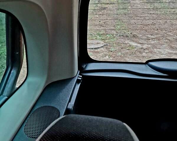 Черный Рено Кенгу, объемом двигателя 1.6 л и пробегом 229 тыс. км за 7900 $, фото 91 на Automoto.ua