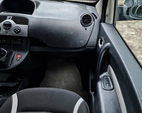 Черный Рено Кенгу, объемом двигателя 1.6 л и пробегом 229 тыс. км за 7900 $, фото 94 на Automoto.ua