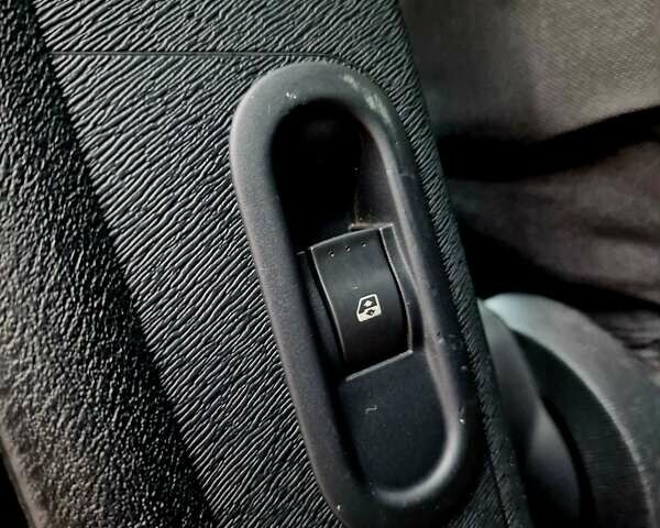 Черный Рено Кенгу, объемом двигателя 1.6 л и пробегом 229 тыс. км за 8000 $, фото 68 на Automoto.ua