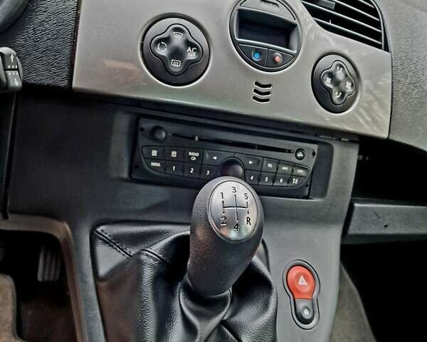 Черный Рено Кенгу, объемом двигателя 1.6 л и пробегом 229 тыс. км за 8000 $, фото 56 на Automoto.ua