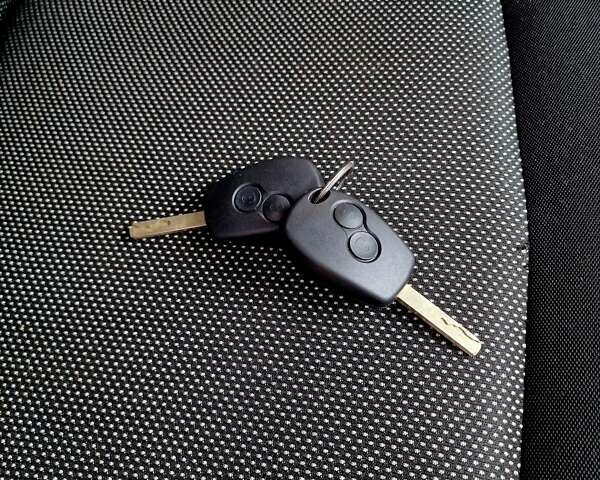 Черный Рено Кенгу, объемом двигателя 1.6 л и пробегом 229 тыс. км за 7900 $, фото 118 на Automoto.ua