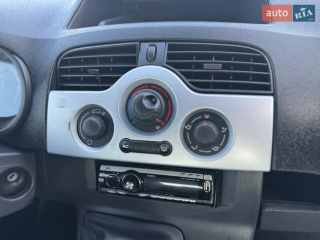 Черный Рено Кенгу, объемом двигателя 1.6 л и пробегом 225 тыс. км за 7800 $, фото 50 на Automoto.ua