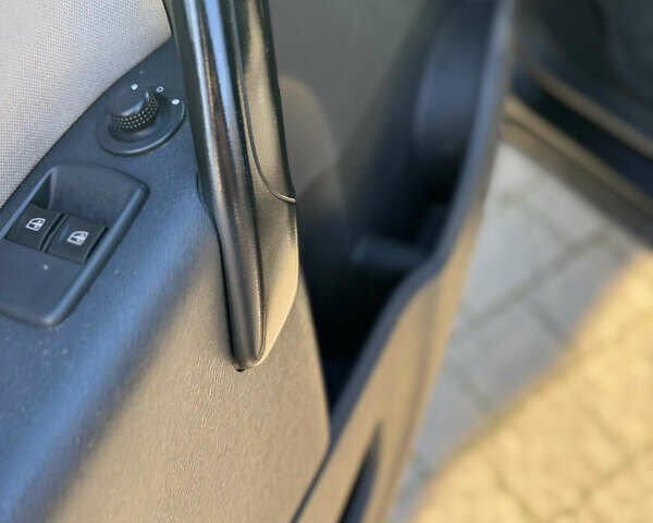 Черный Рено Кенгу, объемом двигателя 1.5 л и пробегом 279 тыс. км за 9900 $, фото 26 на Automoto.ua