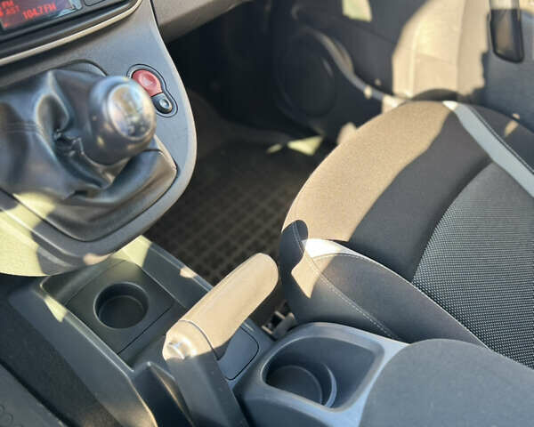 Черный Рено Кенгу, объемом двигателя 1.5 л и пробегом 279 тыс. км за 9900 $, фото 33 на Automoto.ua